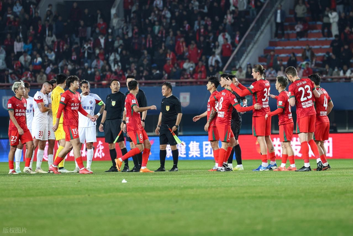 金年会真人娱乐转折点！浙江队复出首秀，中超关键时刻攻防权衡，底气十足，阵容厚度经受考验的简单介绍